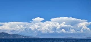 Wolken en aameelden boven de ironische zee bij Corfu