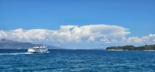 Wolken en aambeelden boven de Ionische zee bij Corfu