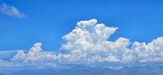 Wokkentoppen boven Zuid Albanië 