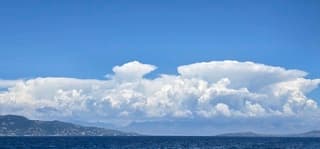 Wokken boven zuid Albanië 