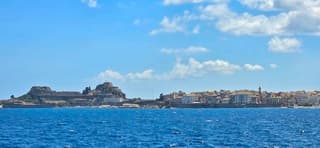 Warm en wat wolkjes boven Corfu old town