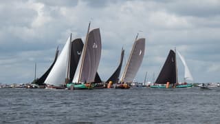 Volop strijd tussen de skûtsjes op de Langweerder Wielen