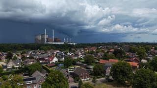 Pittige bui gezien vanuit Maasbracht (Limburg)
