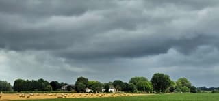 Dreigende luchten en regen vandaag 
