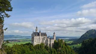 Zon en stapelwolken in Beieren, sprookjeskasteel Neuschwanstein