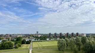  bewolking boven  Barendrecht ,  met aan de horizon de Skyline van Rotterdam 