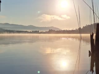 zonsopkomst met klein wolkje en mist
