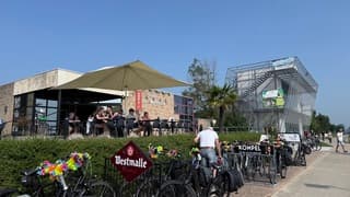 Terras naast een Maas-arm