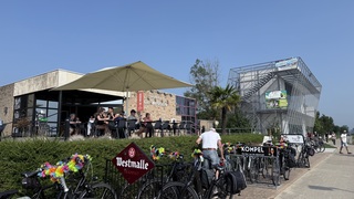 Terras naast een Maas-arm