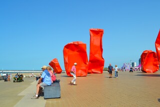 Gedeukte objecten op de boulevard in Oostende.