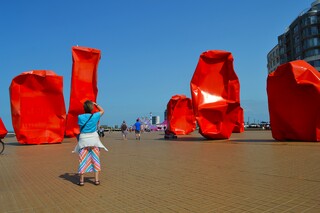 Gedeukte objecten op de boulevard in Oostende.