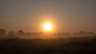 Nevelige zonsopkomst