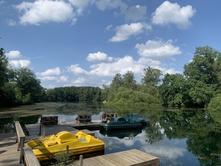 Rustig water zon blauwe lucht wolken