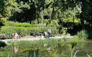 Ontspannen aan de visvijver.