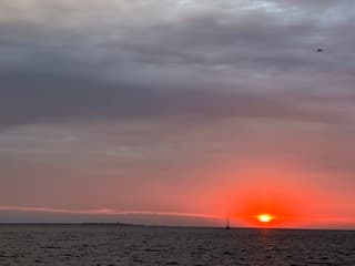 Zonsopkomst boven Terschelling vanaf zee