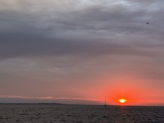 Zonsopkomst boven Terschelling vanaf zee