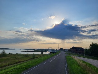 Achter de donkere wolk schijnt de zon 