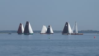 Bijna geen wind bij het IFKS skûtsjesilen