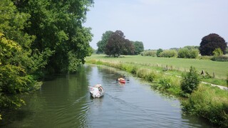 Verkoeling op het water van de Kromme Rijn in Midden-Nederland op tropische dag 