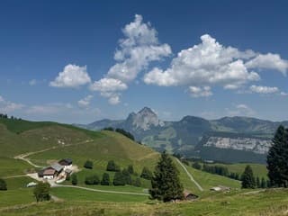 Wolken in warm en zonnig Zwitserland 