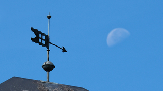 Wind noordwest, maan west