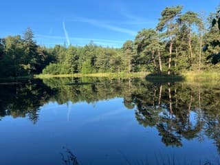 Blauwe lucht en rimpelloos water