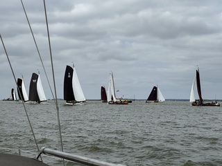 Skûtsjesilen in Lemmer onder grijze lucht