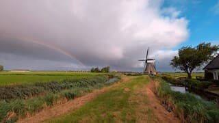 Huinsermolen in de ochtend, na regen komt zonneschijn