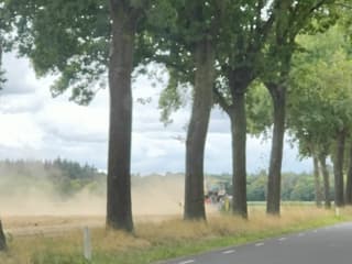 Droge akker, bewerken, stofwolken.