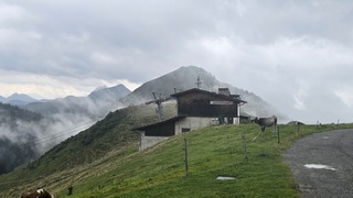 Donkere wolken boven westendorf