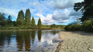 Wolken boven rimpelig water