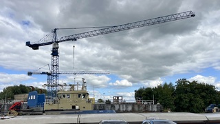 Donkere wolken komen en gaan ook in de middag 