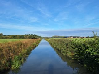 overwegend blauwe lucht