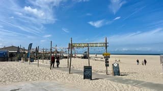 Wolkenvariaties aan helder blauwe lucht 