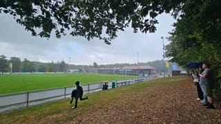 Dikke regenbui tijdens voetbalwedstrijd