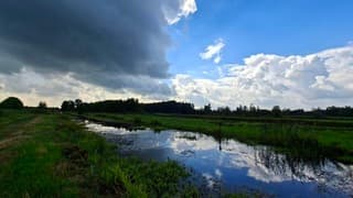 Mix van donkere wolken, blauwe luchten, stapelwolken in Friesland