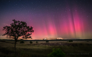 Noorderlicht met onweer aan de horizon