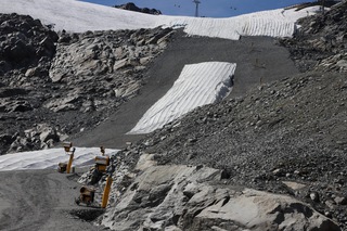 Witte doeken om gletsjer te bes