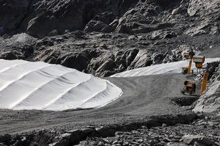 Beschermen van de gletsjer met witte doeken 