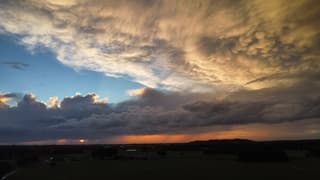 Mammatuswolken met zonsondergang