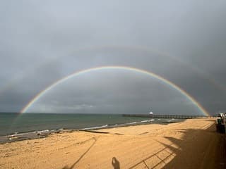 Dubbele regenboog boven swordbeach