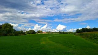 Groene weilanden in Nutter met vandaag mooie blauwe luchten en stapelwolken