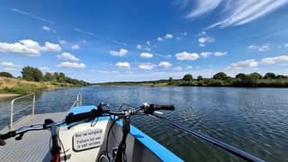 Heerlijk weer voor een fietstochtje.  Met het fietspontje over de Maas