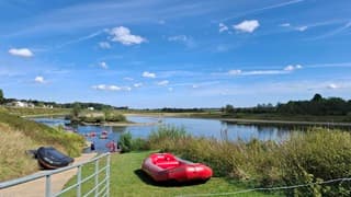 Perfect weer om op het water te zijn. In de Maasvallei 
