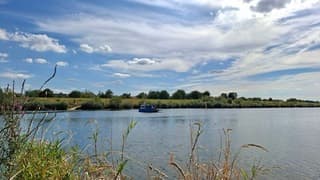 Zonnige dag met sluierbewolking.  Met het fietspontje 