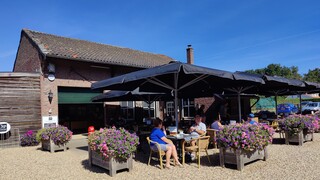 Tijd nemen voor koffie met...op terras.