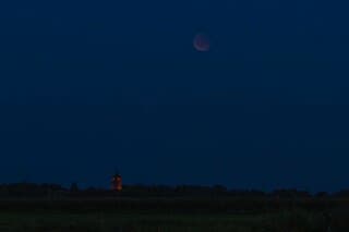 Bloedmaan boven Westbroek