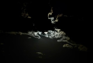 Bloedmaan achter de wolken