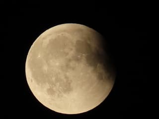 schouwspel bloedmaan bijna voorbij.