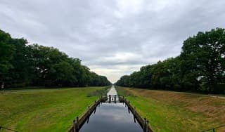 Grijs bewolkt en regen in Reutum bij brug "dubbele sluis", tijdstip.foto 13:55 uur